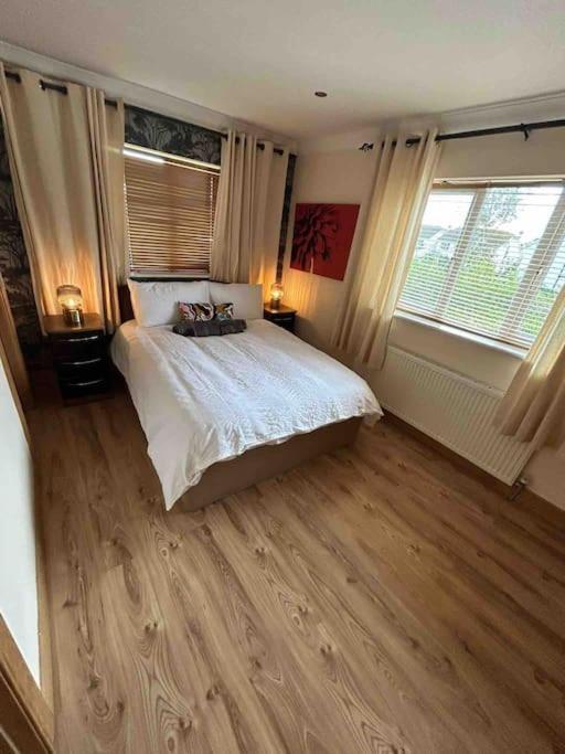 Luxury Home In Dublin Wifi Tv B&B Close To City Centre Lucan Extérieur photo