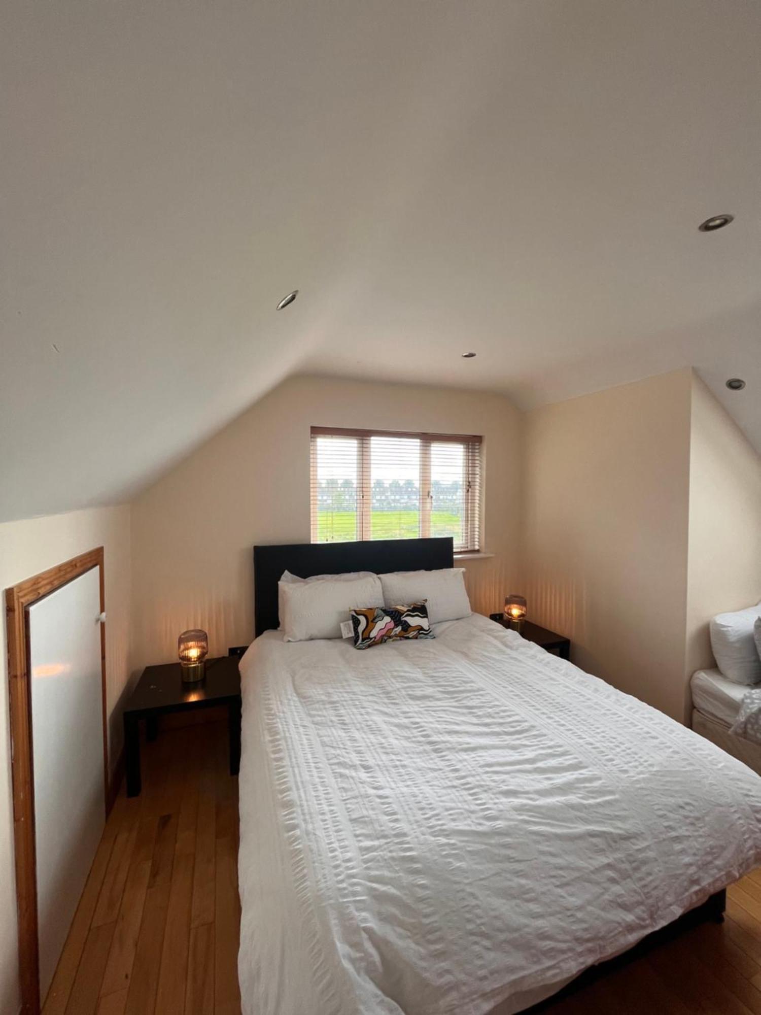 Luxury Home In Dublin Wifi Tv B&B Close To City Centre Lucan Extérieur photo